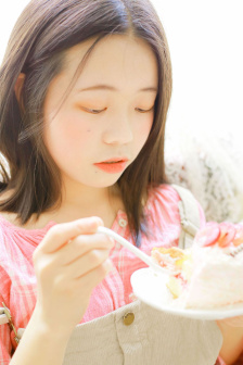 《年轻女教师》在线观看